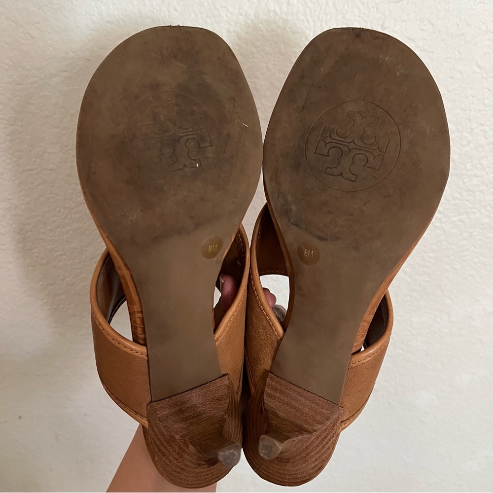Tory Burch Tan Kitten Heel Sandal Gold Logo Size 8M - Picture 9 of 16